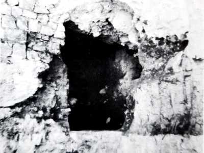 Fu il professore di Paletnologia, Donato Coppola, a notare per primo l�antro, iniziando gli studi e le ricerche che permisero il ritrovamento di vasellame, scheletri e denti di squalo. Reperti attualmente esposti nel Museo di Santa Scolastica
